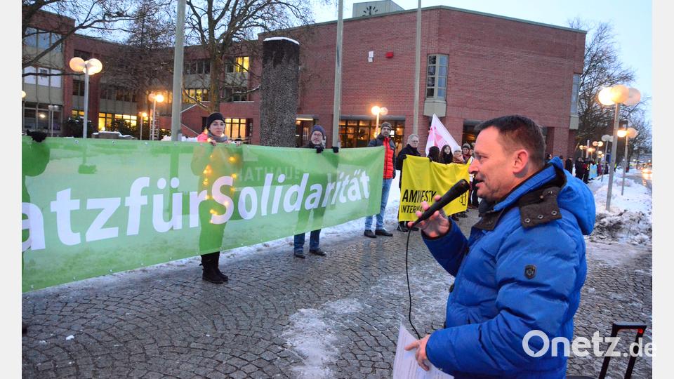 Weidens Oberbürgermeister Jens Meyer spricht zu den Demonstranten. Bild: Kunz