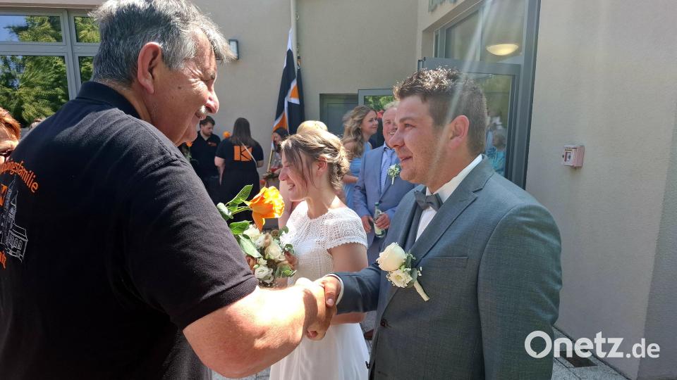 Der Vorsitzende der Kolpingsfamilie Schirmitz, Josef Ziegler (rechts), gratuliert dem Paar. Braut Katharina Steinhilber sitzt im Vorstand des Vereins und war auch schon in der Kolpingjugend überaus engagiert. Bild: ise