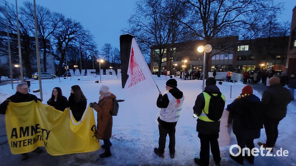 Rund 120 Menschen beteiligen sich an der Menschenkette vor dem Neuen Rathaus in Weiden. Bild: Kunz