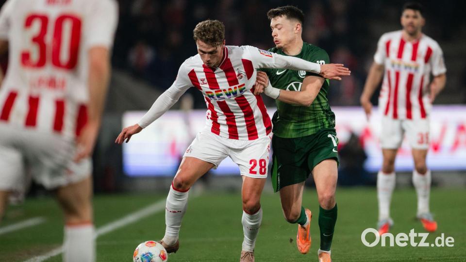 Kölns Sebastian Sebulonsen und Wolfsburgs Dzenan Pejcinović kämpfen um den Ball. Bild: Marius Becker/dpa