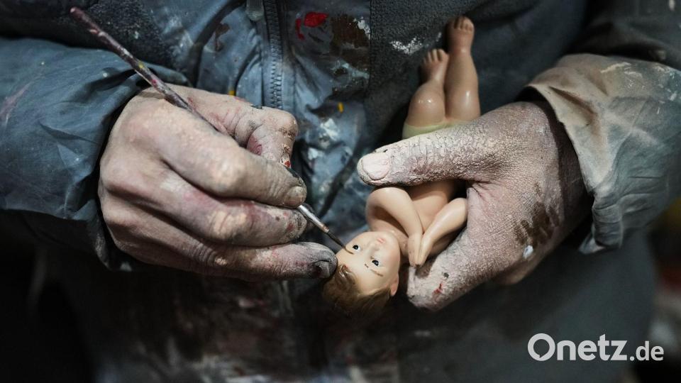In guten Händen - Jeseuskind vor  „Dia de la Candelaria“ Bild: Eduardo Verdugo/AP/dpa