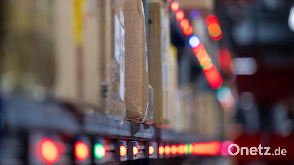 Täglich werde nach Branchenangaben etwa 400.000 Pakete von Shein und Temu an deutsche Kunden verschickt. Bild: Hendrik Schmidt/dpa