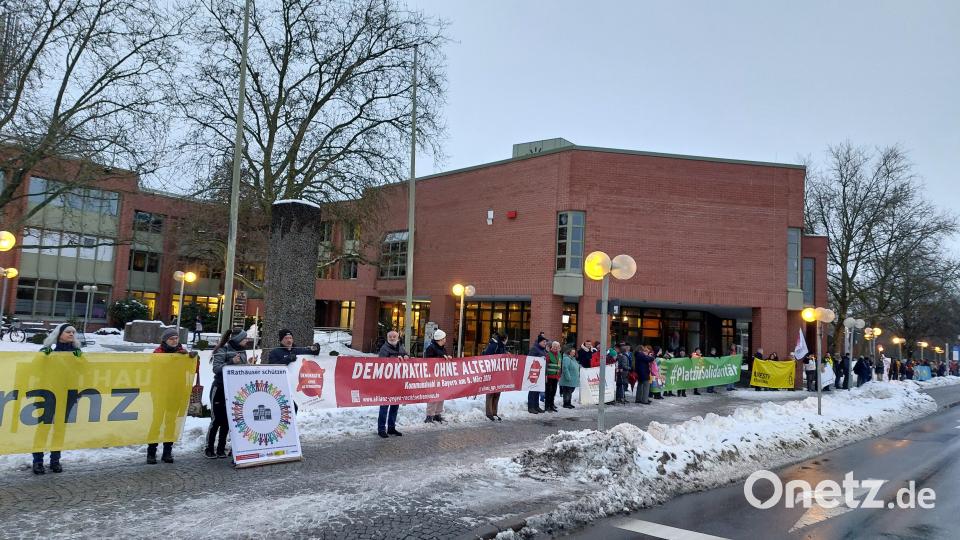 Die Demonstranten stellten sich an zwei Seiten des Neuen Rathauses in Weiden auf. Bild: Kunz