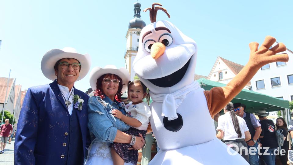 Claudia Messers Lieblingsfigur aus dem Disney-Film "Die Eiskönigin", Schneemann "Olaf", gratuliert. Ebenso wie Simone Sandners Enkeltochter Rori. Bild: Kunz