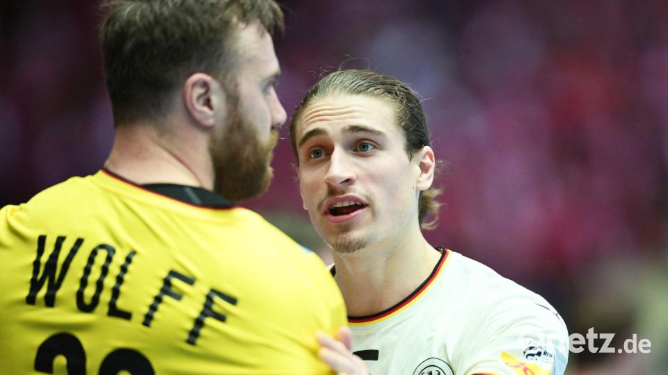 Diskussionsbedarf zwischen Andreas Wolff und Juri Knorr. Bild: Sina Schuldt/dpa