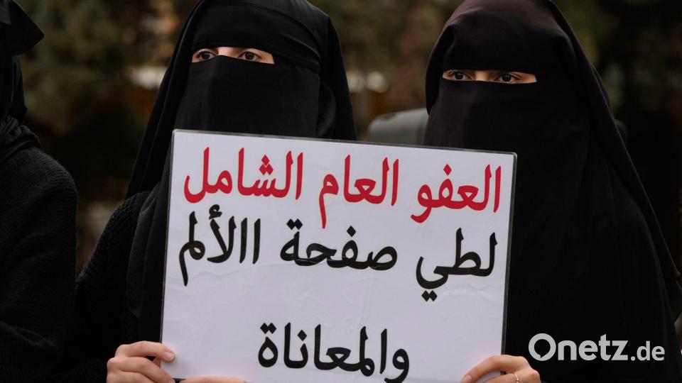 Verschleierte Frauen fordern eine Generalamnestie für islamistische Gruppen Bild: Hassan Ammar/AP/dpa
