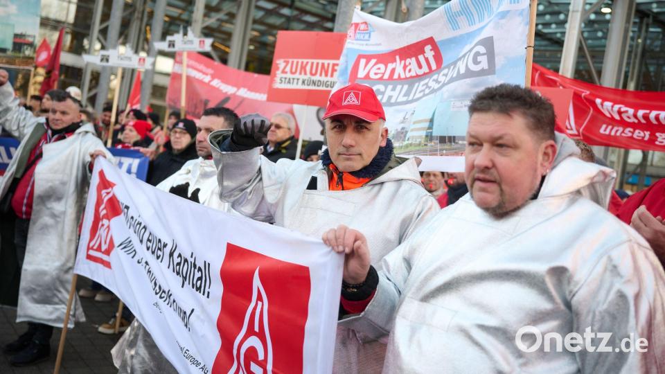 „Der Mensch gehört in den Mittelpunkt - nicht die Rendite!“: Beschäftigte von Thyssenkrupp fordern von der Aktionären den Verzicht auf eine Dividende. Bild: Bernd Thissen/dpa