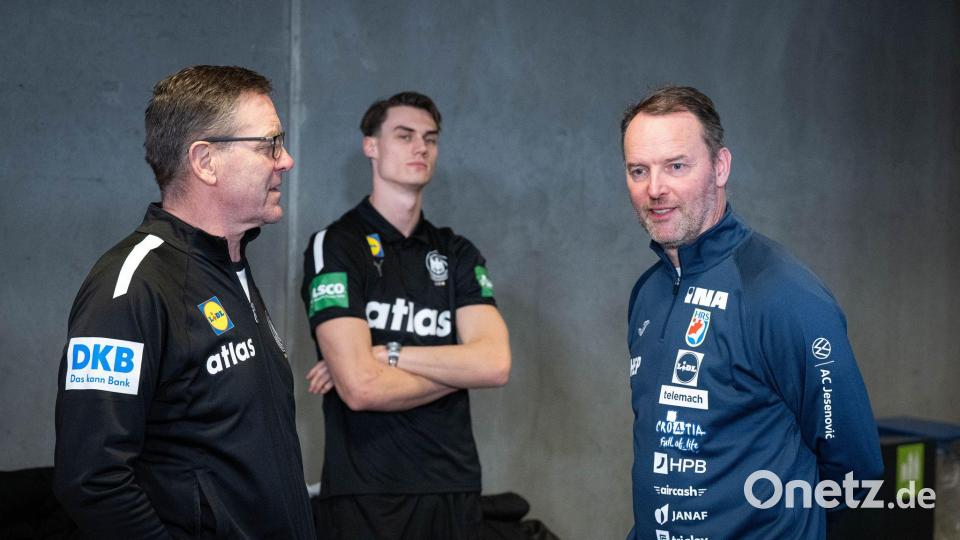 Bundestrainer Alfred Gislason (l) und Kroatiens Auswahl-Coach Dagur Sigurdsson (r) kennen sich schon seit vielen Jahren gut. Bild: Sina Schuldt/dpa