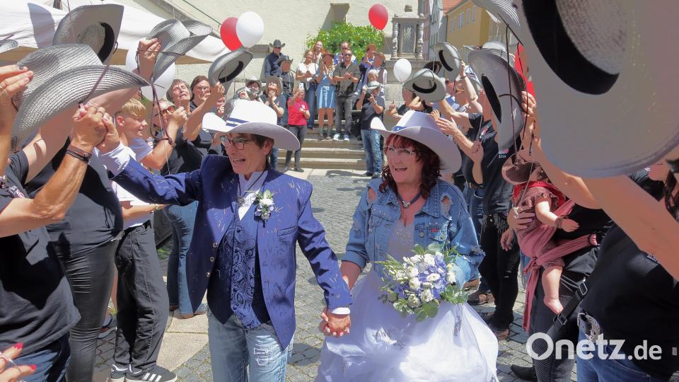 Simone Sandner und Claudia Messer werden mit mehreren Dutzend Cowboyhüten bejubelt. Bild: Kunz