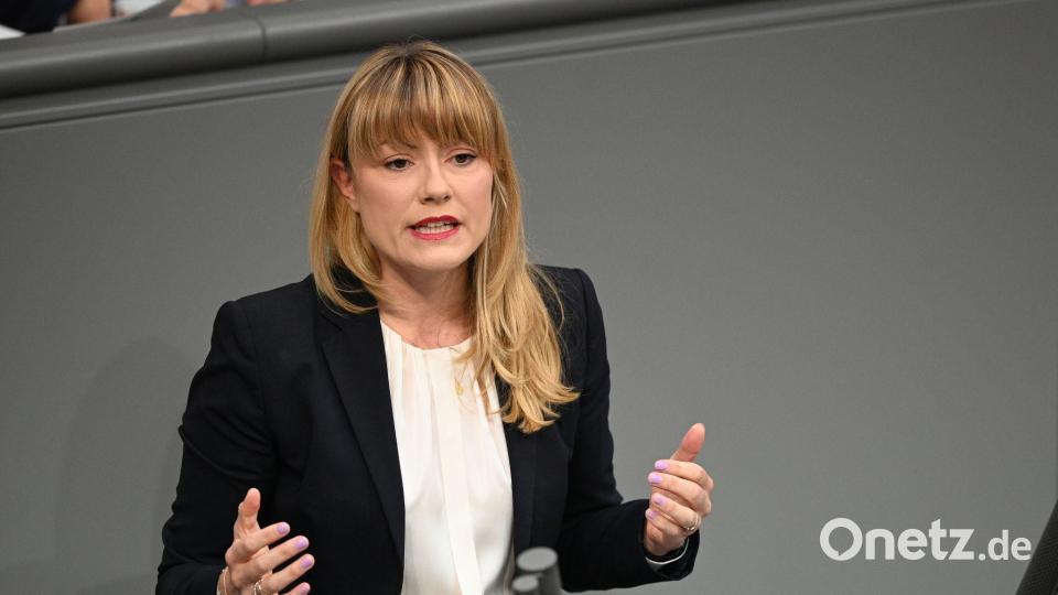 Die fluchtpolitische Sprecherin der Linksfraktion, Clara Bünger, rät der Bundesregierung Schutzsuchenden in Deutschland grundsätzlich den Weg in ein dauerhaftes Bleiberecht zu eröffnen. (Archivbild) Bild: Niklas Graeber/dpa