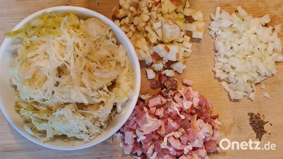 Zwiebel, Speck und Apfel in kleine Würfel schneiden, Sauerkrautsaft ausdrücken. Bild: Doris Borchardt