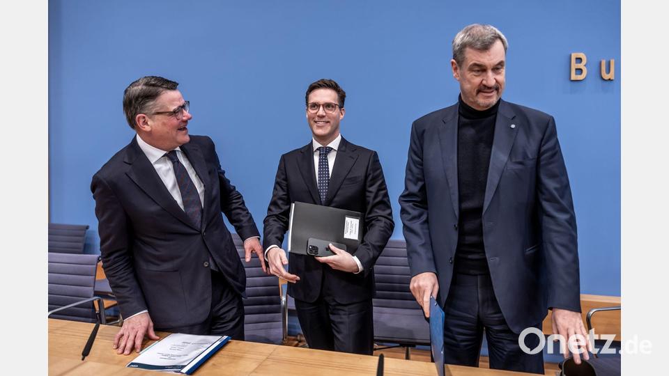 Sie nennen sich „Drei-Löwen-Allianz“: Boris Rhein, Manuel Hagel und Markus Söder. Bild: Michael Kappeler/dpa