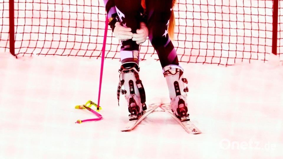 Lindsey Vonn hält sich nach ihrem Sturz in Crans-Montana das linke Knie. Bild: Jean-Christophe Bott/KEYSTONE/dpa