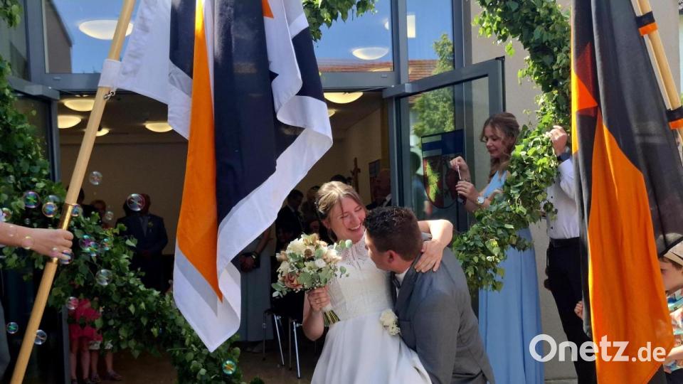 Franz trägt seine Braut Kathi durch ein großes Herz aus Birkenzweigen, um danach gemeinsam mit ihr durch ein langes Ehrenspalier zu schreiten. Bild: ise