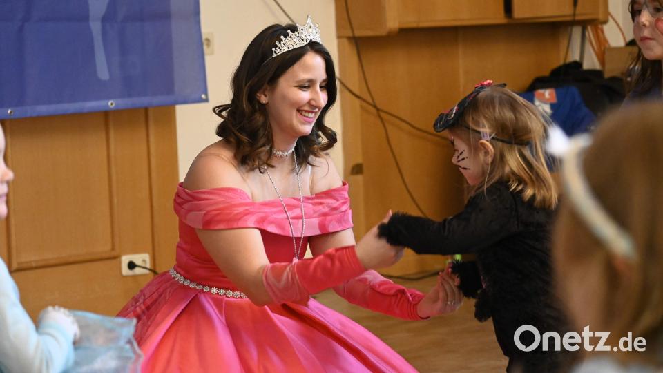 Das gibt es auch nur im Fasching, dass eine Katze einer leibhaftigen Prinzessin, hier Prinzessin Jessica I., die Hand reichen darf. Bild: Anna-Lena Kuhr-Richthammer