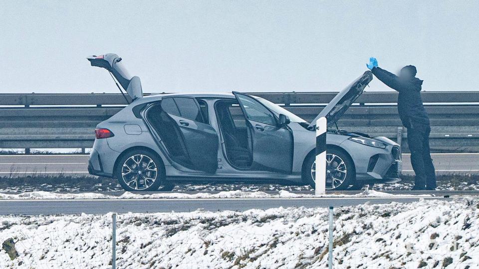 Spezialisten des bayerischen Landeskriminalamts nahmen den Fund im Wagen unter die Lupe. Bild: Armin Weigel/dpa