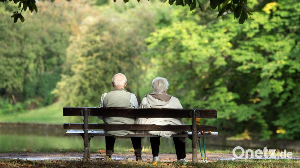 Zwei Rentner sitzen auf einer Bank. Bild: Sebastian Kahnert/dpa-Zentralbild/dpa