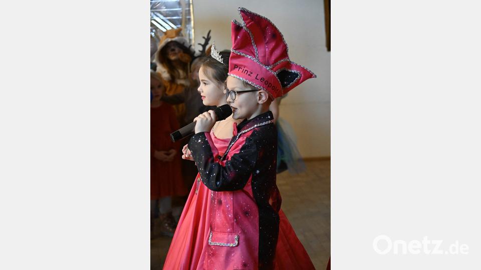 Beim Kinder- und Familienfasching der Narrhalla stand das Kinder-Prinzenpaar Leopold I. und Prinzessin Lona I. im Fokus. Prinz Leopold I. befand kess „Fasching ist cool“! Bild: Anna-Lena Kuhr-Richthammer