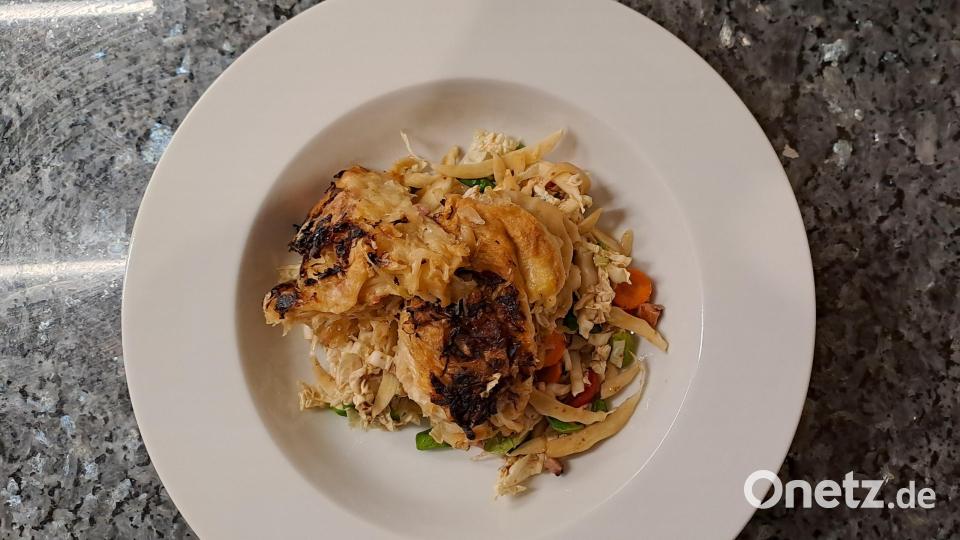 Krautkrapfen, hier auf einem auf Salatbett angerichtet, sind eine willkommene Abwechslung, wenn der Fasching zu viele süße Krapfen beschert hat. Bild: Doris Borchardt