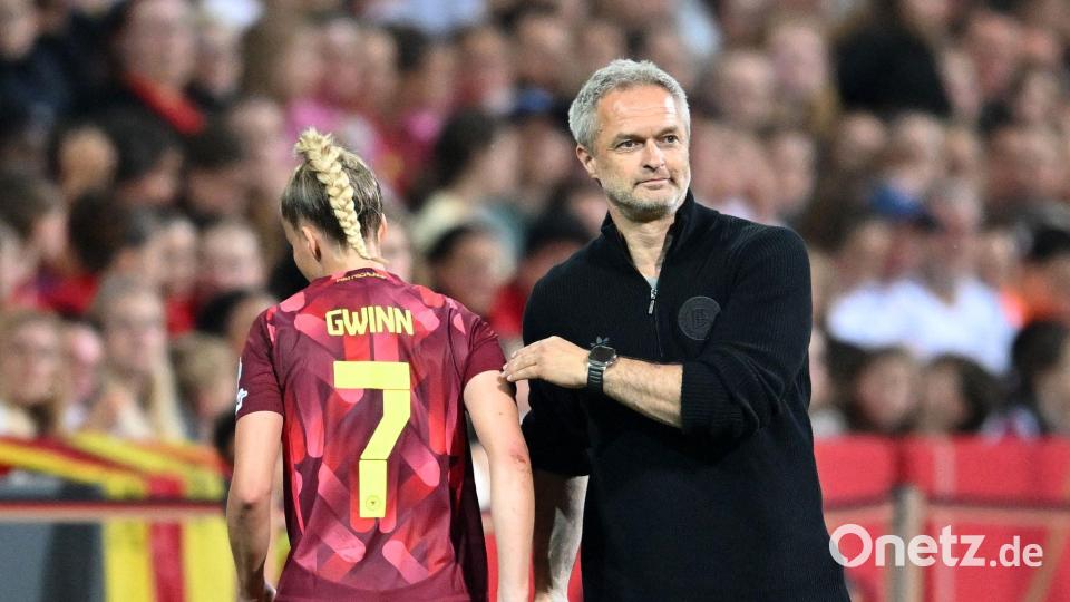 Bundestrainer Christian Wück (r/mit Kapitänin Giulia Gwinn) verlängerte seinen Vertrag langfristig. (Archivbild) Bild: Carmen Jaspersen/dpa