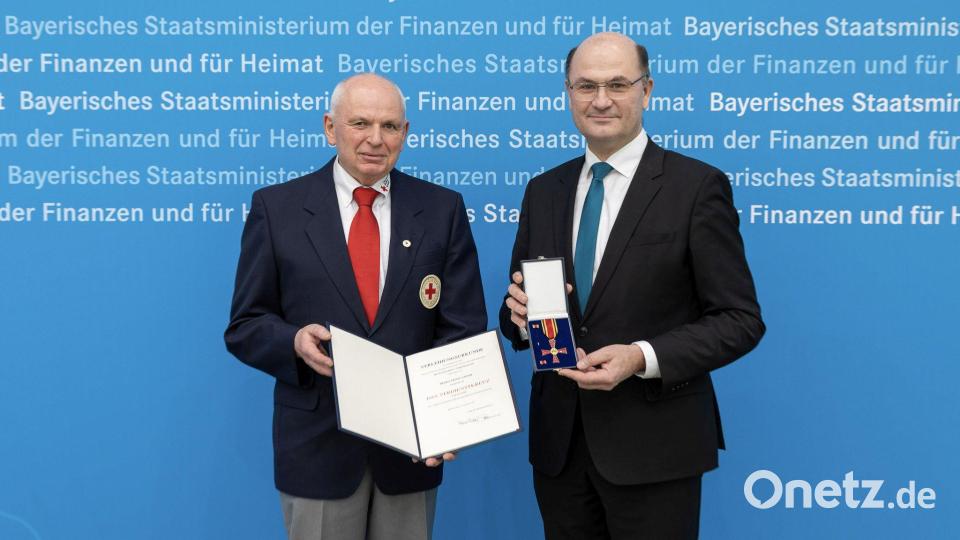 Finanz- und Heimatminister Albert Füracker (rechts) überreicht das Bundesverdienstkreuz am Bande
an Erwin Gräml. Bild: StMFH/Christian Blaschka
