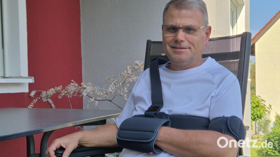 Um die operierte Schulter zu schonen, muss Karlheinz Budnik noch eine Schlinge tragen. Mitte Mai war der Windischeschenbacher Bürgermeister mit dem Mountainbike gestürzt. Bild: Lowak