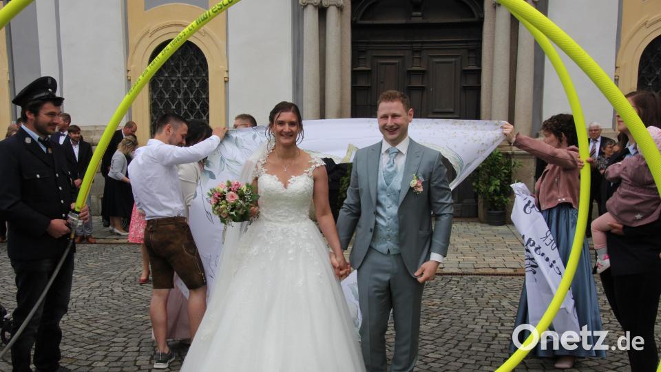 Nach dem Verlassen der Basilika wurde das Brautpaar von einem langen Ehrenspalier erwartet. Bild: kro