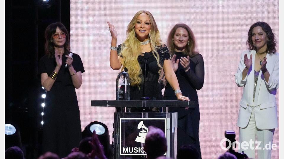 Mariah Carey freut sich über eine weitere Auszeichnung. Bild: Chris Pizzello/Invision/AP/dpa
