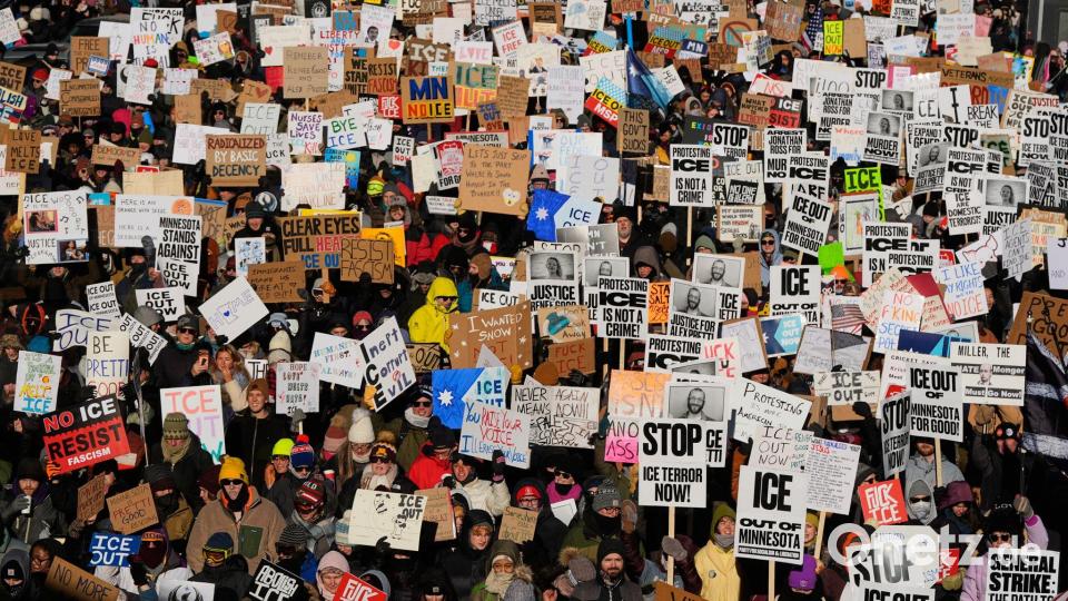 Menschen versammeln sich während einer Demonstration gegen die US-Einwanderungsbehörde ICE in Minneapolis. Bild: Alex Brandon/AP/dpa