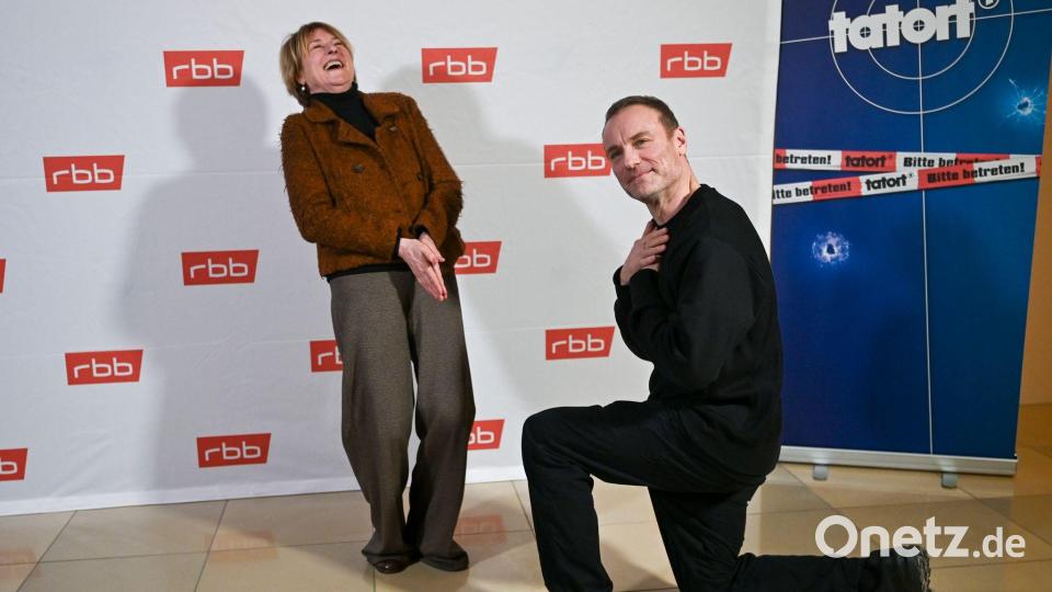 Kniefall für die Kollegin: Marc Waschke und Corinna Harfouch sind am Sonntag zum letzten Mal als Ermittler-Duo im Berliner „Tatort“ zu sehen. (Archivbild) Bild: Jens Kalaene/dpa