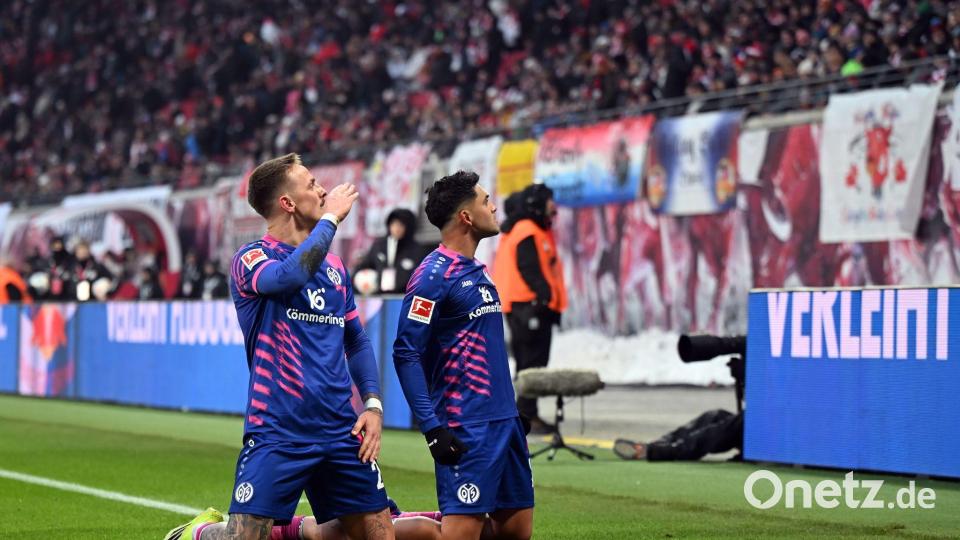 Nadiem Amiri (r) und Phillip Tietz feiern sich für den Ausgleich. Bild: Jennifer Brückner/dpa