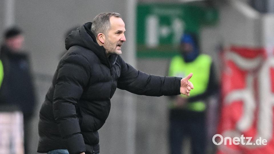 Sieg im 100. Bundesligaspiel als Trainer: Augsburgs Manuel Baum. Bild: Harry Langer/dpa