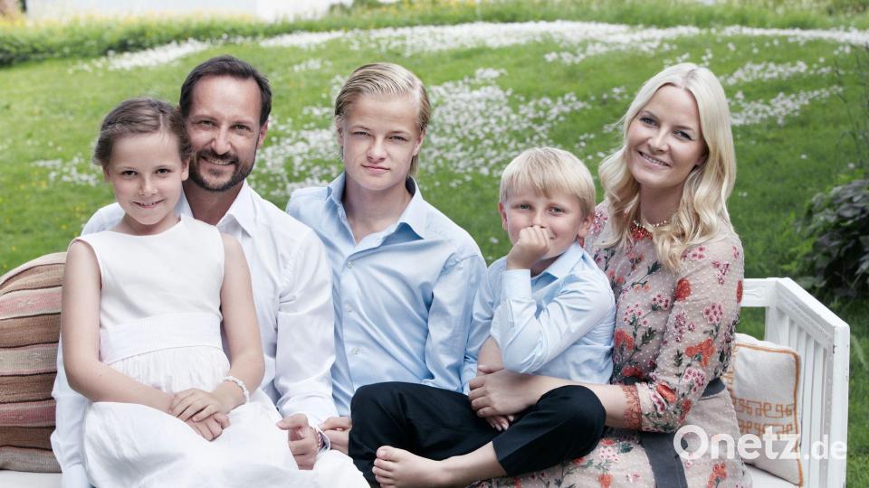 Da war die Welt noch in Ordnung: die Familie des norwegischen Kronprinzenpaars mit Marius Borg Høiby in der Mitte. (Handout) Bild: picture alliance / dpa