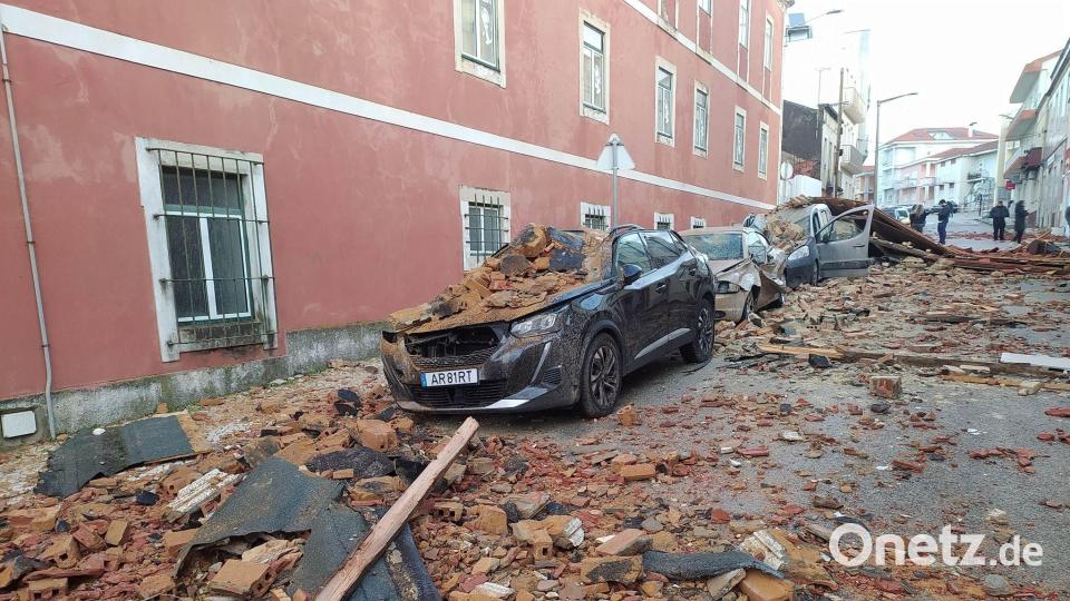 Während in Portugal die Aufräumarbeiten nach den Verwüstungen durch den Sturm „Kristin“ noch in vollem Gange sind, rollen vom Atlantik her schon die nächsten Sturmtiefs an. Bild: Jorge Lemos/AP/dpa