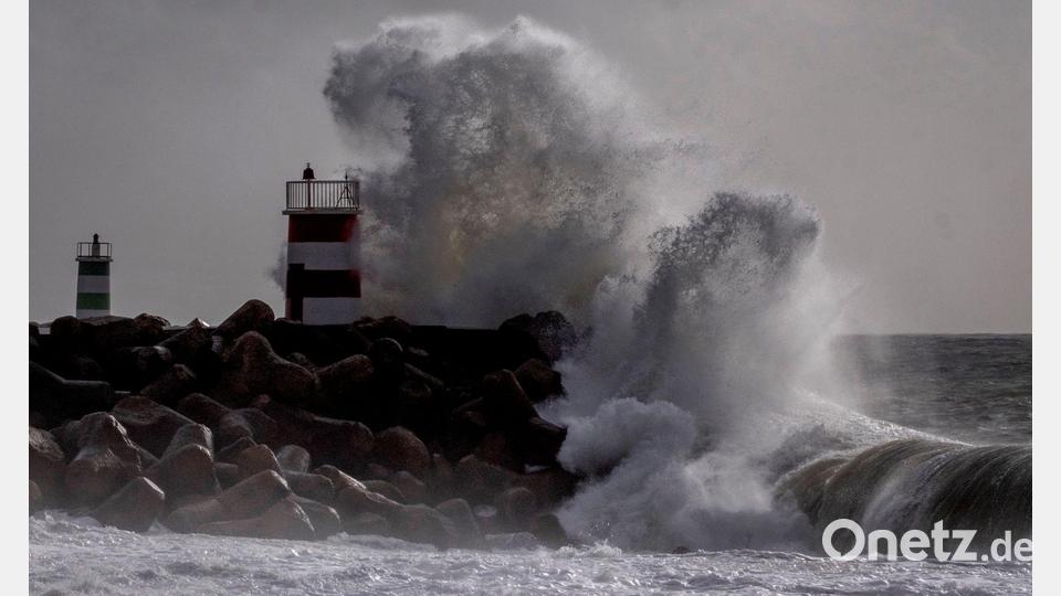 Der Atlantiksturm „Kristin“ ist mit Windgeschwindigkeiten in Böen von mehr als 200 Kilometern pro Stunde über Portugal hinweggefegt. (Archivbild) Bild: Michael Probst/AP/dpa