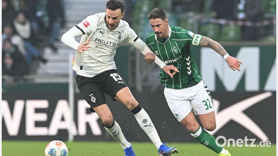 Gladbachs Torschütze Haris Tabakovic (l) im Zweikampf mit Marco Friedl. Bild: Carmen Jaspersen/dpa