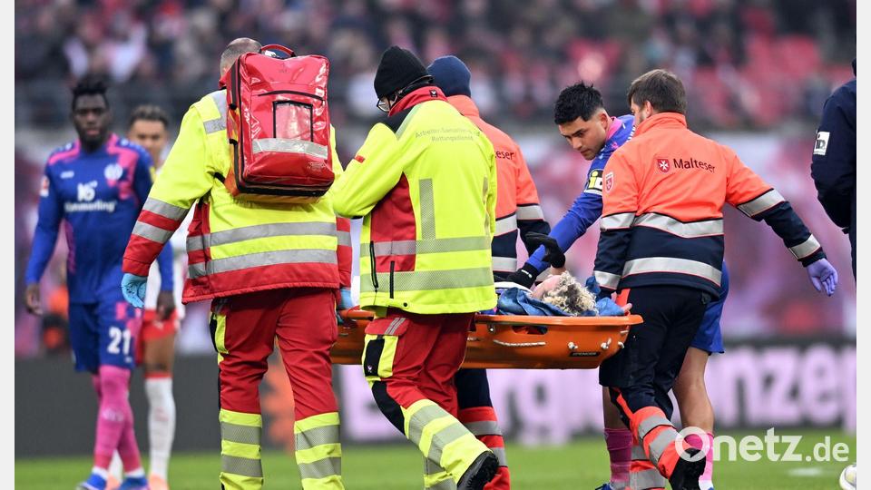 Benedict Hollerbach wird vom Platz getragen. Bild: Jennifer Brückner/dpa