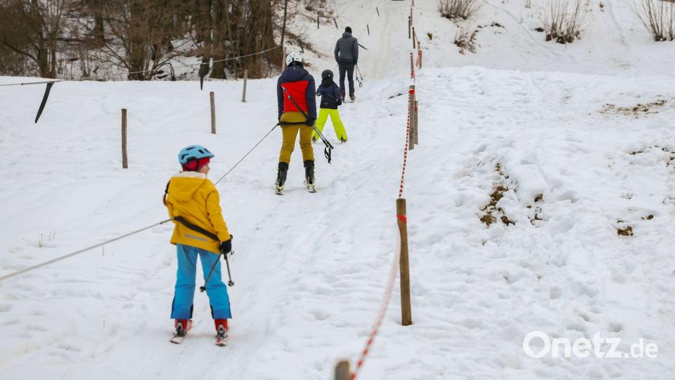 Vor allem bei Familien sind die seichten Hänge beliebt. Bild: Daniel Löb/dpa
