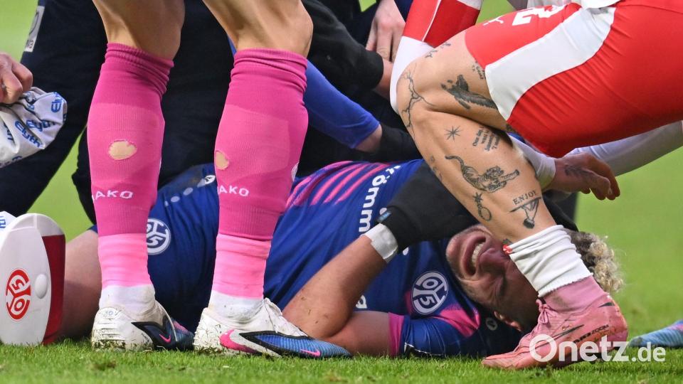 Benedict Hollerbach verletzt sich ohne Einwirkung des Gegners. Bild: Jennifer Brückner/dpa