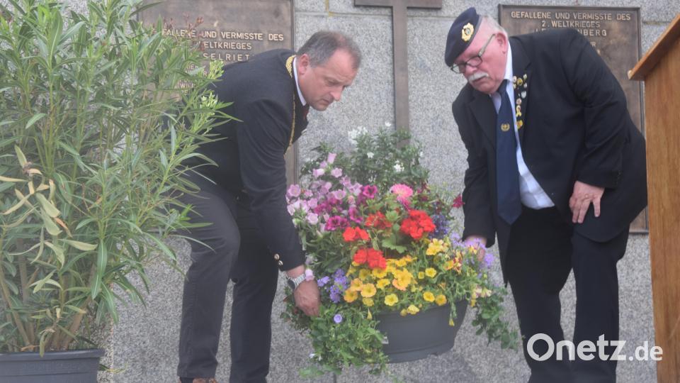 Leuchtenbergs Bürgermeister Anton Kappl (links) und der Kreisvorsitzende Richard Berger stellen eine Blumenschale zum Gedenken auf. Bild: fz