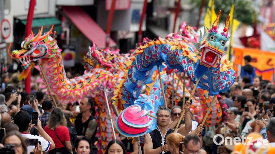 Chinesischer Drachentanz in Brasilien: Tänzer feiern das chinesische Neujahrsfest im asiatischen Viertel Liberdade im brasilianischen Sao Paulo. Bild: Andre Penner/AP/dpa