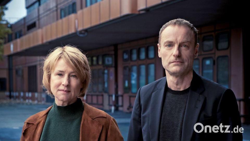 Susanne Bonard (Corinna Harfouch) und Robert Karow (Mark Waschke) stehen in einer Filmszene vor ihrem Kommissariat im ehemaligen Berliner Flughafen Tegel. Bild: Conny Klein/rbb/ARD/dpa