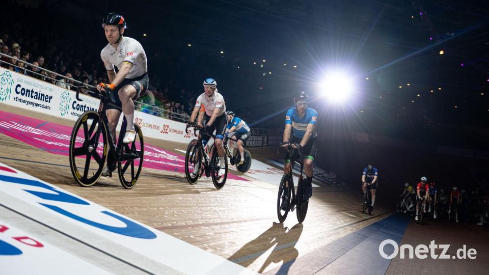 Fahrer stehen am Start beim Sechstagerennen in Berlin. Bild: Fabian Sommer/dpa