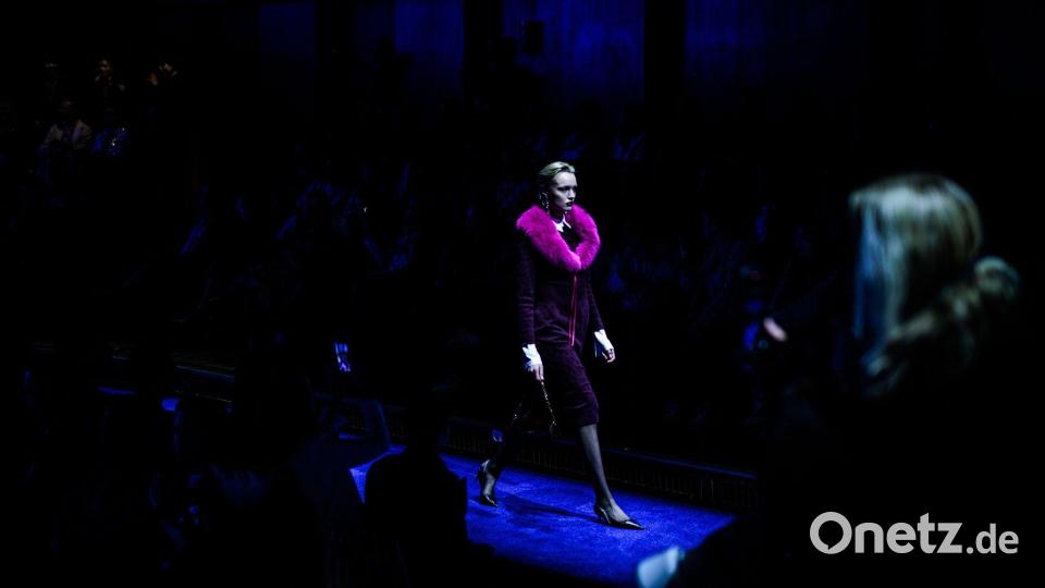 Ein Model geht während der Marc Cain Fashion Show im Rahmen der Berlin Fashion Week im Funkhaus Berlin über den Laufsteg. Bild: Carsten Koall/dpa