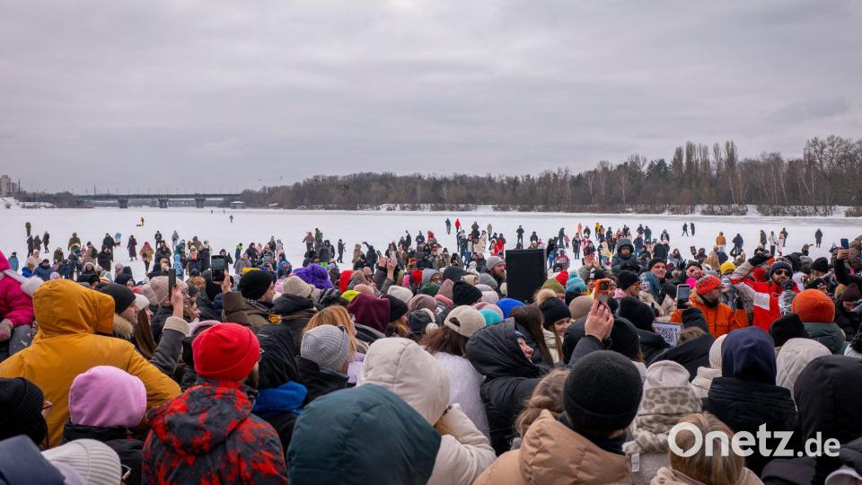 Menschen tanzen um einen DJ am Ufer des Flusses Dnipro in der Ukraine, um sich aufzuwärmen. Russlands Luftangriffe auf das Energiesystem machen, dass viele Ukrainer ohne Heizung sind. Bild: Dan Bashakov/AP/dpa
