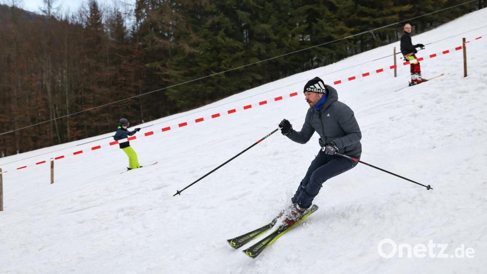 Pistenspaß gibt es auch in der Fränkischen Schweiz - weil endlich wieder genug Schnee liegt. Bild: Daniel Löb/dpa