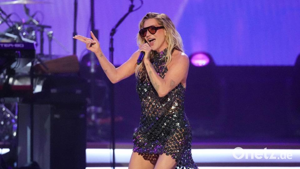 Kesha stand bei der Ehrung auf der Bühne. Bild: Chris Pizzello/Invision/AP/dpa