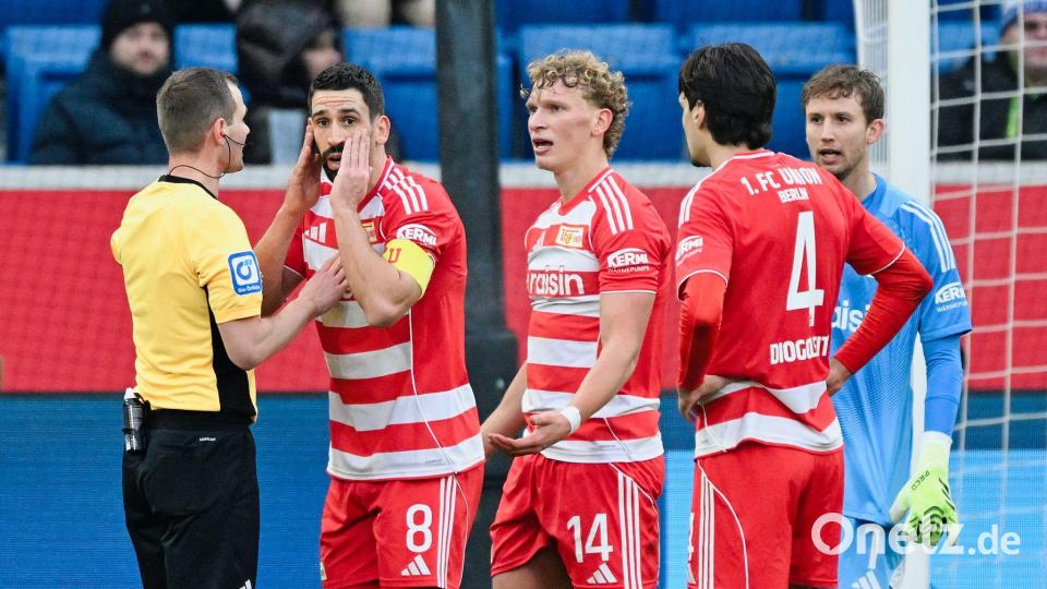 Union-Kapitän Rani Khedira (2.v.l.) : Bestürzt über den von Schiedsrichter Robin Braun gegebenen Elfer. Bild: Uwe Anspach/dpa