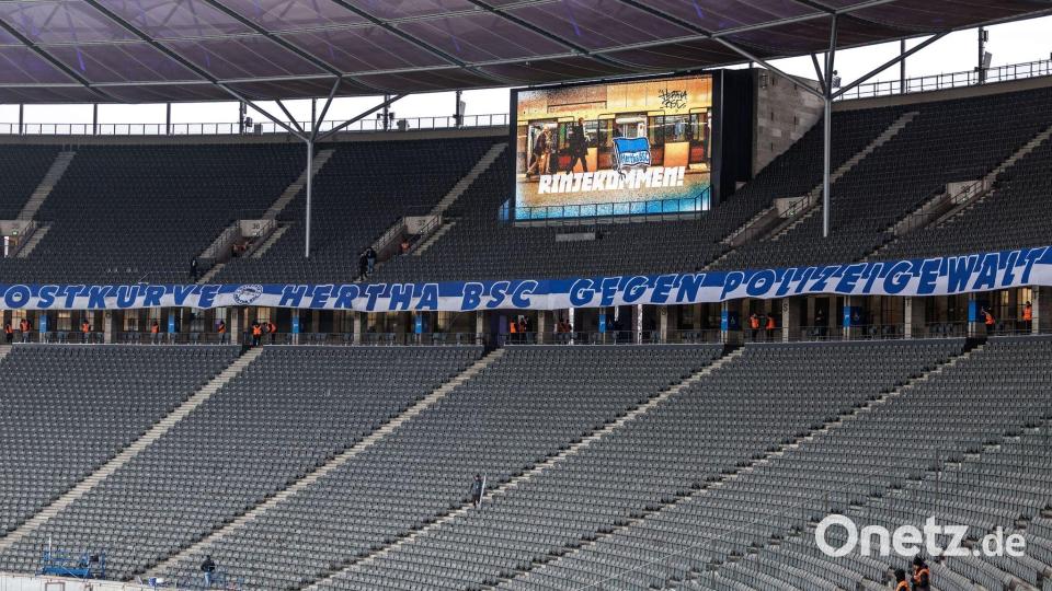 Die Hertha-Fans protestierten mit einem Banner. Bild: Andreas Gora/dpa