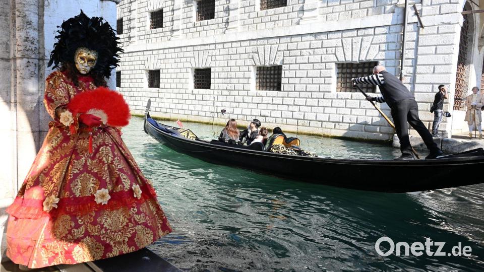 Karneval von Venedig: Maskenzauber am Canale Grande Bild: Alberto Lingria/XinHua/dpa